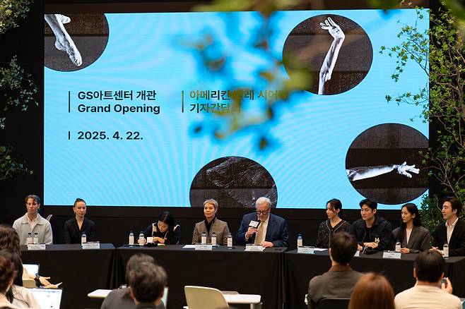 아메리칸 발레 시어터 수전 재피 예술감독(왼쪽에서 네번째)과 베리 휴슨 경영감독(마이크 잡은 인물)이 지난 22일 서울 강남구 지에스(GS)아트센터에서 간담회를 열고 있다. 지에스아트센터 제공