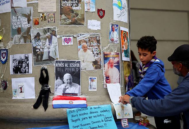 22일(현지시각) 아르헨티나 부에노스아이레스 메트로폴리탄 대성당 앞에서 사람들이 프란치스코 교황을 추모하고 있다. 로이터연합뉴스