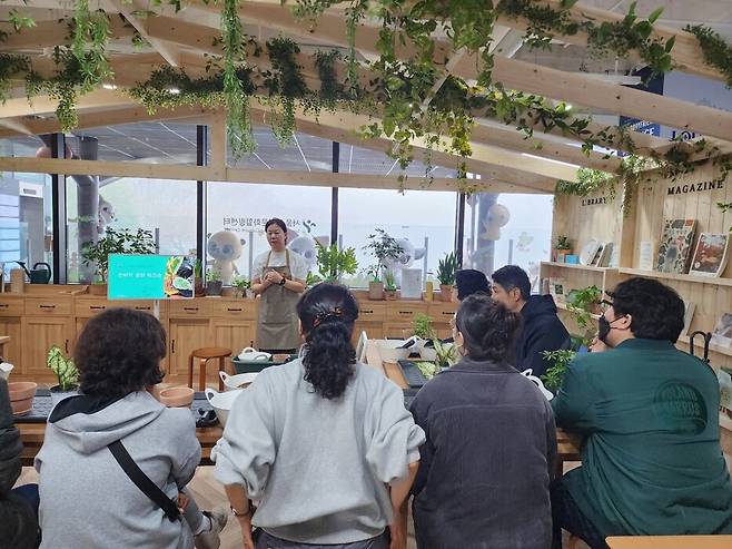 지난 19일 서울 용산구 남산서울타워 4층에 있는 ‘서울 정원문화힐링센터’에서 ‘손바닥 정원 만들기’ 수업이 열리고 있다. 허윤희 기자