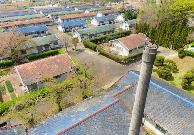 강원 동해시 동부사택 독신자 합숙소 뒤로 간부 주택과 사택 단지가 보인다.