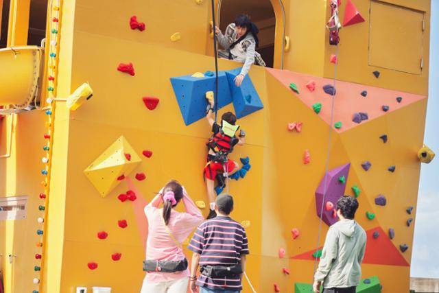 예능 '대환장 기안장' 속 일반인 투숙객들이 숙소에 들어가기 위해 클라이밍을 하고 있다. 넷플릭스 제공