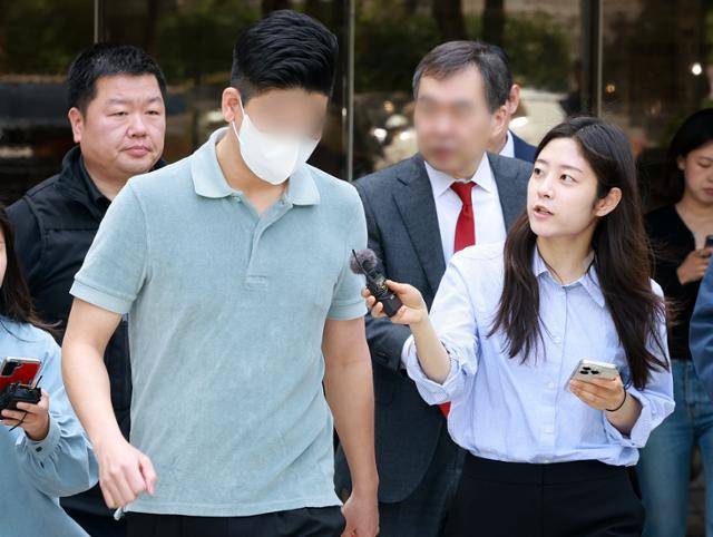 마약 투약 혐의를 받는 이철규 국민의힘 의원 아들 이모씨가 23일 서울 서초구 서울중앙지방법원에서 열린 구속 전 피의자심문을 마친 뒤 법원을 나서고 있다. 뉴스1