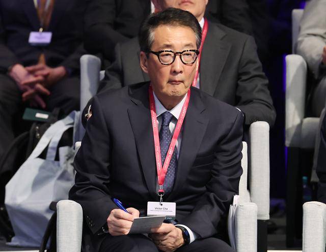 빅터 차 미국 전략국제문제연구소(CSIS) 한국 석좌가 23일 서울 용산구 그랜드하얏트 호텔에서 열린 아산 플래넘 2025에서 커트 캠벨(Kurt Campbell) 전 미 국무부 부장관의 기조연설을 듣고 있다. 뉴스1