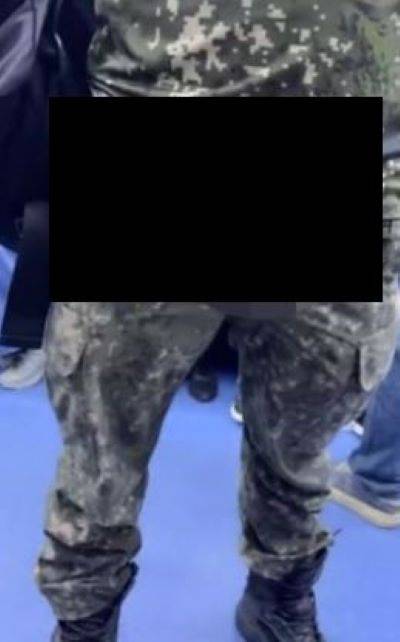 신분당선에서 군복을 입고 여성 승객 앞에서 신체 중요 부위를 내놓은 채 활보한 남성의 모습/사진=엑스 캡처