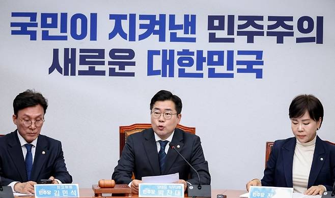 박찬대 당대표 직무대행 겸 원내대표가 21일 열린 최고위원회의에 참석하여 발언하고 있다. (더불어민주당)