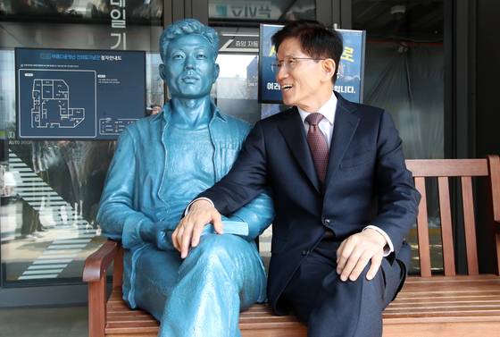 김문수 후보가 10일 서울 종로구 전태일기념관에 설치된 전태일 동상 옆에 앉아 있다. 연합뉴스