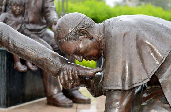 대전 월드컵경기장 프란치스코 공원에 있는 프란치스코 교황 동상. 2014년 8월 방한한 프란치스코 교황이 대전월드컵경기장에서 열린 성모승천대축일 미사 집전을 기념해 실물 크기로 만들어졌다. 김성태 객원기자