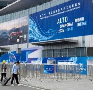 ‘2025 상하이 모터쇼’ 관계자들이 22일 모터쇼가 열리는 중국 상하이 국가전시컨벤션센터에 들어가고 있다. 상하이=김은정 특파원