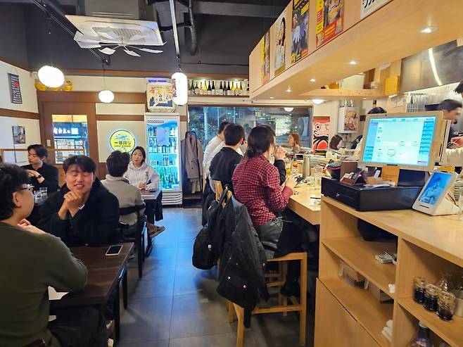 서울 금호동의 한 사케바에서 시민들이 저녁을 즐기고 있다. 배태웅 기자