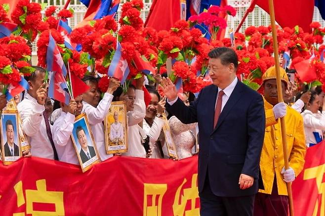 시진핑 중국 국가주석이 지난 18일 캄보디아 국민들의 환송을 받으며 프놈펜 공항을 떠나고 있다. /EPA연합뉴스