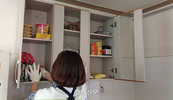 10일 광주 동구 대인한 한 노인이 사는 원룸 찬장을 봉사자들의 정리하고 있다. 강현석 기자.