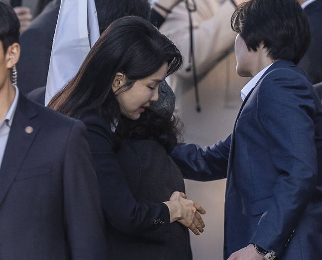 전직 대통령 윤석열 부인 김건희씨가 지난 11일 윤석열과 한남동 관저에서 자택이 있는 서초구 아크로비스타로 이동해 지지자와 포옹하고 있다. 연합뉴스