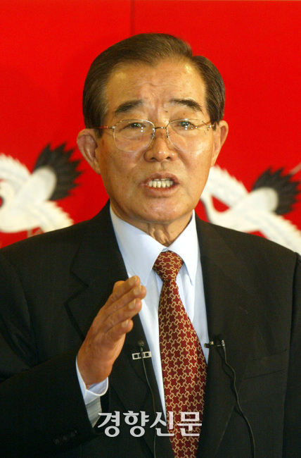 김상현 전 의원이 2005년 1월 서울 여의도의 한 음식점에서 기자회견을 하고 있다. 경향신문 자료사진