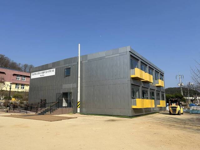 산불 이재민들을 위해 지난 18일 안동시 일직면 망호리 권정생 어린이문학관 부지에 지어진 ‘경북형 모듈러 주택’ 18동에 첫 입주가 시작됐다. 경북도 제공