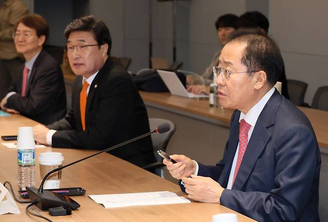 홍준표 국민의힘 대선 경선 후보가 지난 22일 서울 용산구 대한의사협회 간담회에서 발언을 하고 있다. 연합뉴스