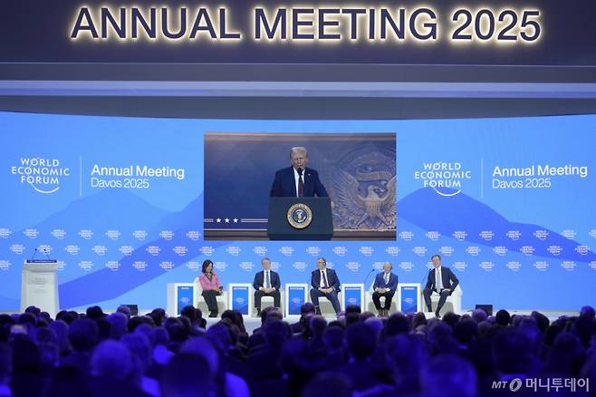 도널드 트럼프 미국 대통령이 1월 23일(현지 시간) 스위스 다보스에서 열린 세계경제포럼(WEF·다보스포럼)에 화상으로 참석해 발언하고 있다. 트럼프 대통령은 "미국에서 제품을 생산하면 지구상 어느 나라보다 세금이 낮다. 그렇지 않으면 관세를 내야 할 것"이라고 말했다. /AP=뉴시스