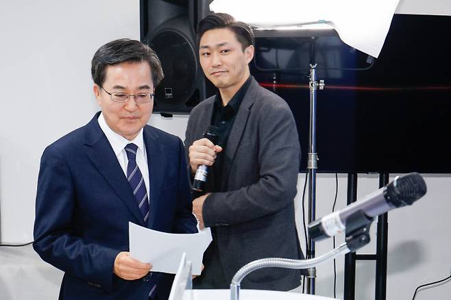 '2김'(金) 후보는 열세 속에서도 호남 표심에 주목하는 모습이다. 김동연 더불어민주당 대선 경선 후보가 지난 22일 오후 서울 여의도 캠프에서 수도권·비정규직 청년 공약 발표를 위해 입장하는 모습. /사진=뉴스1