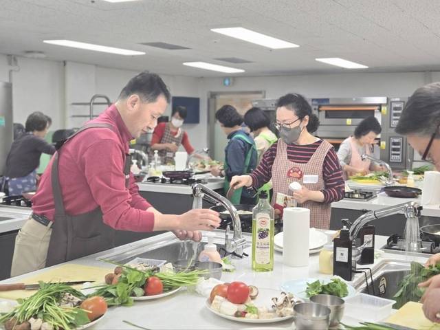 서울 노원구에서 ‘행복한 밥상’ 프로그램이 진행되고 있다. 노원구청 제공