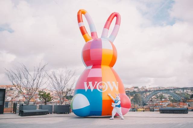 포르투의 복합문화지구 와우에 설치된 토끼모양 조형물.