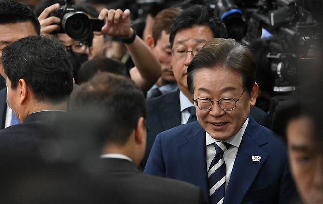 이재명 더불어민주당 대선 경선후보가 지난 21일 오전 서울 여의도 금융투자협회에서 열린 자본시장 활성화를 위한 정책간담회에서 참석자들과 인사하고 있다. 임세준 기자