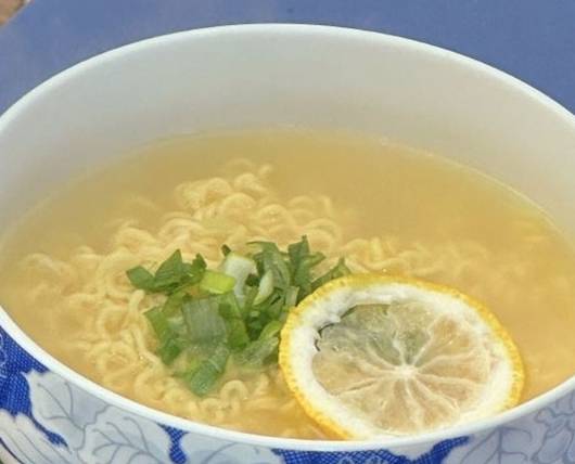 이유석 셰프와 협업으로 탄생한 ‘고흥 유자라면’ 은 깔끔한 닭 육수 국물에 유자의 향이 어우러진 것이 특징이다. 고흥군