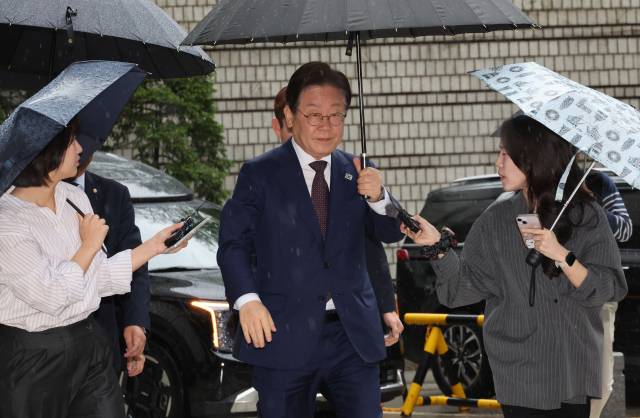 ▲더불어민주당 이재명 대선 경선 후보가 지난 22일 서울 서초구 서울중앙지법에서 열린 '대장동 배임·성남FC 뇌물' 1심 속행 공판에 출석하고 있다. ⓒ연합뉴스