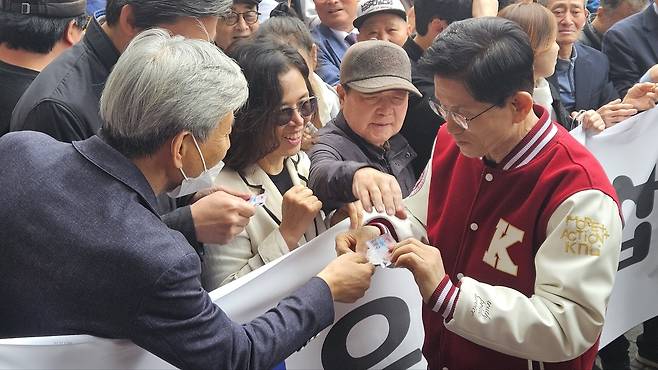 지난 20일 김문수(오른쪽) 국민의힘 대선 경선 후보가 대구 중구 서문시장을 찾아 상인들과 명함을 건네고 있다. 김덕용 기자