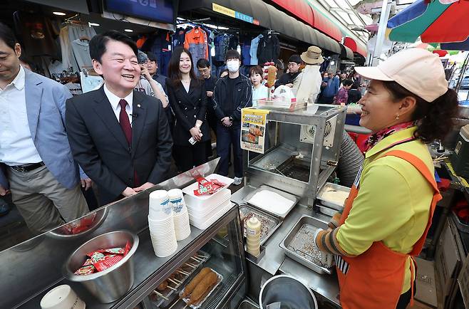 지난 11일 안철수 국민의힘 대선 경선 후보가 대구 중구 서문시장을 찾아 상인들과 인사하고 있다. 대구=연합뉴스