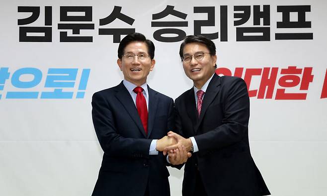 국민의힘 윤상현 의원(오른쪽)이 22일 국민의힘 김문수 대선 경선 후보 사무실인 서울 여의도 대하빌딩을 찾아 지지 선언을 한 뒤 손잡고 있다. 김문수 캠프 제공