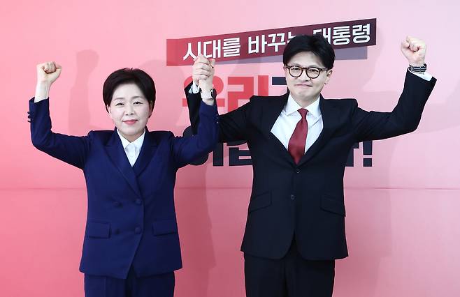 한동훈 국민의힘 대선 경선 후보와 경선에 출마했던 양향자 전 의원이 23일 서울 여의도 선거사무소에서 양 전 의원의 한 후보 지지 선언 기자회견을 갖고 손을 맞잡고 기념촬영을 하고 있다. 뉴스1