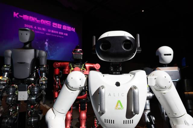10일 서울 중구 플라자호텔에서 열린 K-휴머노이드 연합 출범식에 에이로봇, 레이보우로보틱스, 로브로스, 블루로빈의 휴머노이드 로봇이 전시돼있다. 연합뉴스