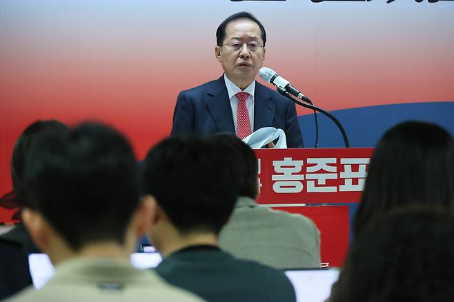 홍준표 후보가 4월18일 서울 여의도 선거사무소에서 사회·교육·문화 분야 공약을 발표하고 있다. @연합뉴스