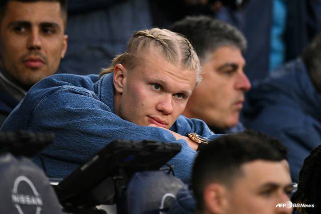 맨시티 경기를 지켜보는 엘링 홀란. /AFPBBNews=뉴스1