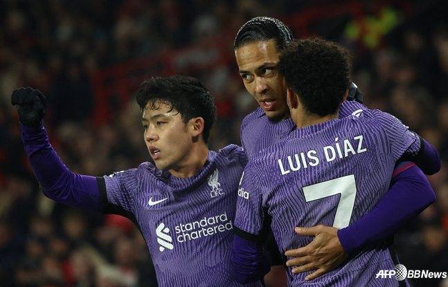 엔도(왼쪽)와 판 다이크(가운데). /AFPBBNews=뉴스1