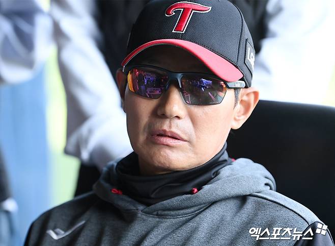 염경엽 LG 감독은 23일 잠실구장에서 열릴 '2025 신한 SOL Bank KBO 리그' NC와 주중 3연전 두 번째 경기를 앞두고 지난 경기를 돌아봤다. 이영빈 타석에서 대타를 활용하지 않은 이유를 설명했다. 엑스포츠뉴스 DB