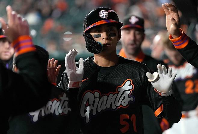 23일 미국 캘리포니아주 샌프란시스코의 오라클파크에서 열린 2025 미국프로야구 메이저리그 밀워키 브루어스와 샌프란시스코 자이언츠의 경기, 밀워키가 11:3으로 승리를 거두고 전날 패배를 설욕했다. 샌프란시스코 외야수 이정후는 3번타자 겸 중견수로 선발 출전해 4타수 무안타 1볼넷 1득점을 기록했다. AFP 연합뉴스