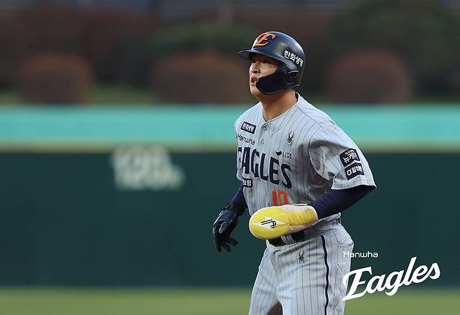 한화 이글스 외야수 이진영이 23일 부산 사직야구장에서 열린 2025 신한 SOL Bank KBO리그 롯데 자이언츠와의 팀 간 3차전에서 팀의 6-4 승리에 힘을 보탰다. 사진 한화 이글스