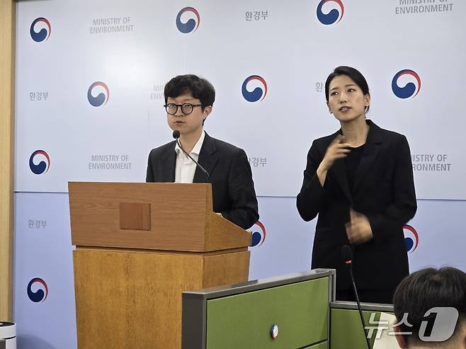 신영수 환경부 토양지하수과장이 22일 정부세종청사에서 열린 사전 브리핑에서 먹는샘물 규제 개선에 대해 설명하고 있다. 2025.4.22/뉴스1 ⓒ 뉴스1 황덕현 기자