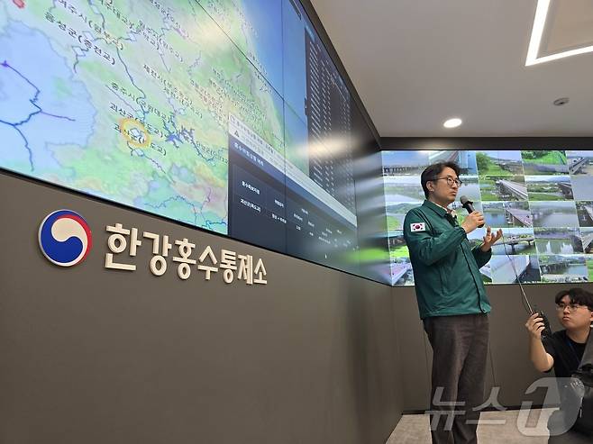 김구범 환경부 한강홍수통제소장이 서울 서초구 한강홍수통제소 홍수상황실에서 AI 홍수예보시스템을 시연하며 홍수 예보체계를 설명하고 있다. 2024.5.22/뉴스1 ⓒ News1 황덕현 기후환경전문기자