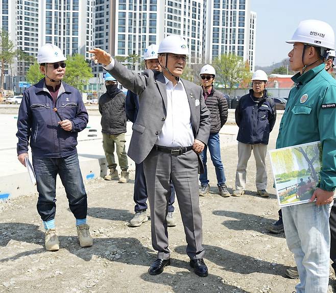 박상돈 전 천안시장이 선거겁 위반으로 당선이 무효가 되면서 지난 2022년 착공해 오는 6월 재개장을 앞둔 천안삼거리공원 재개발사업을 마무리하지 못하게 됐다. 천안삼거리공원 사업은 박 전 시장이 당선 후 추진한 사업 중 하나다. 사진은 지난 16일 현장 점검하는 모습.(천안시청 제공.재판매 및 DB금지)/뉴스1 )