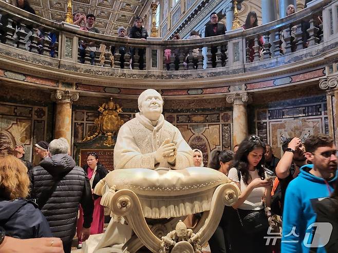 산타 마리아 마조레 대성당의 기도하는 비오 9세 교황의 조각상 ⓒ News1 김지완 기자