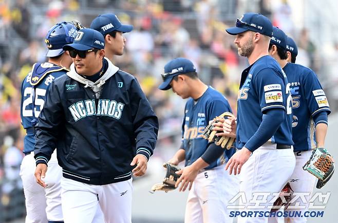 23일 광주KIA챔피언스필드에서 열린 NC와 KIA의 경기, NC 이호준 감독이 9회말 마운드에 올라 내야진과 이야기를 나눈 뒤 더그아웃으로 향하고 있다. 광주=허상욱 기자wook@sportschosun.com/2025.03.23/