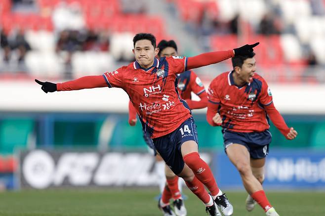 김천종합운동장/ K리그1/ 김천상무프로축구단 vs 강원FC/ 김천 이동경 득점/ 골 세레머니/ 사진 김재훈