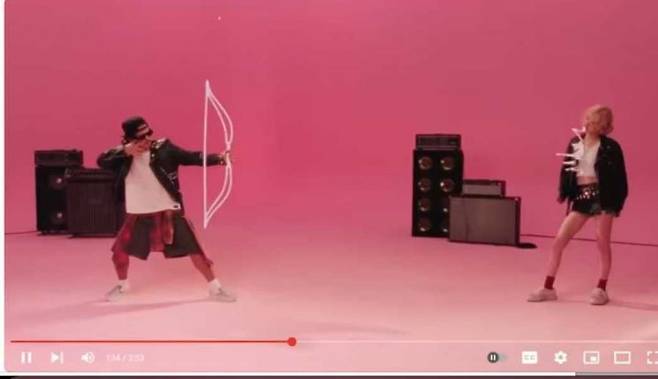 걸그룹' 블랙핑크' 출신 로제가 브루노 마스와 협업해 만든 '아파트' 뮤직비디오 영상 중 한 장면. 유튜브의 20주년 영상에 실렸다. 유튜브 캡쳐