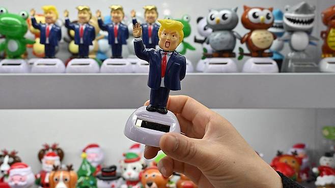 중국의 거대한 무역 네트워크 및 희토류 시장 통제력 등을 생각하면 미국이 중국을 구석으로 몰아넣기는 쉽지 않아 보인다