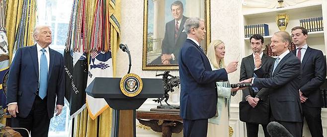 22일 미 트럼프(맨 왼쪽) 대통령 앞에서 취임 선서를 하는 폴 앳킨스(맨 오른쪽) SEC 위원장. /AP 연합뉴스