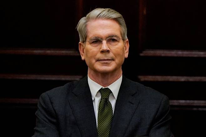 스콧 베선트 미 재무장관이 23일 워싱턴 DC에서 열린 국제금융연구소(IIF) 행사에서 언론 질문을 받고 있다. /로이터 연합뉴스