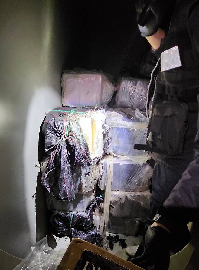 동해지방해양경찰청과 서울본부세관은 지난 2일 강릉시 옥계항에 입항해 정박 중인 선박에서 마약을 발견했다./동해지방해양경찰청 제공