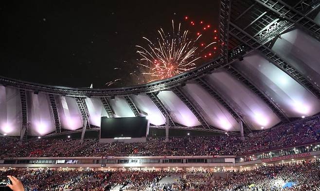 지난 2023년 8월 11일 서울 마포구 서울월드컵경기장에서 열린 '2023 새만금 세계스카우트잼버리 K팝 슈퍼 라이브 콘서트'에서 불꽃놀이가 진행되고 있다(자료사진). ⓒ뉴시스