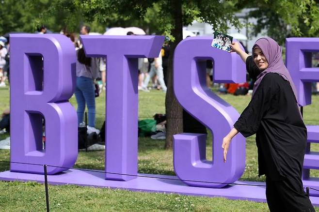 지난 2023년 6월 그룹 방탄소년단(BTS) 데뷔 10주년 기념 '2023 BTS 페스타'가 열린 서울 영등포구 여의도 한강공원에서 외국인 팬이 조형물 앞에서 기념촬영을 하고 있다. ⓒ뉴시스